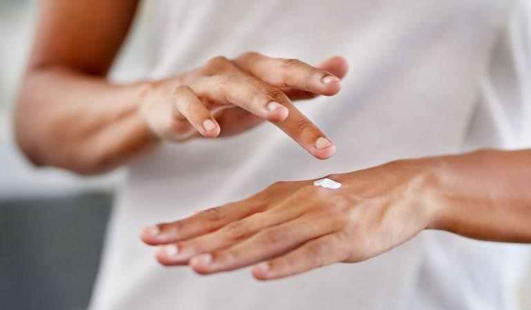 Thoa kem dưỡng ẩm giúp làm dịu triệu chứng khó chịu trên da