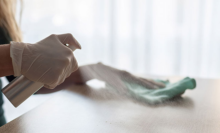 Đeo găng tay mỗi khi tiếp xúc với chất tẩy rửa để phòng ngừa bệnh tái phát
