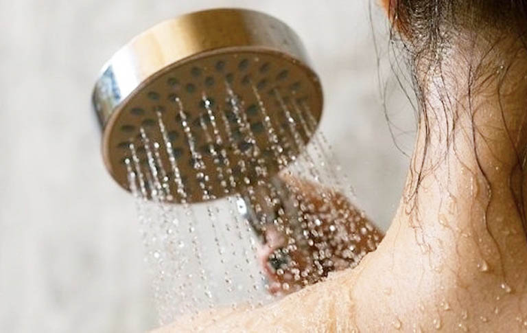 Nên tắm nước mát khi bị nổi mề đay mẩn ngứa trên da