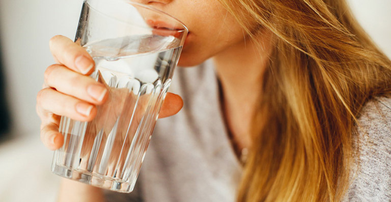 Uống nhiều nước mỗi ngày giúp hạn chế bùng phát triệu chứng của bệnh