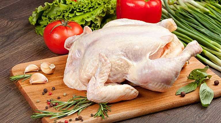 Bị nổi mề đay mẩn ngứa có nên bổ sung thịt gà vào trong thực đơn ăn uống hàng ngày không?