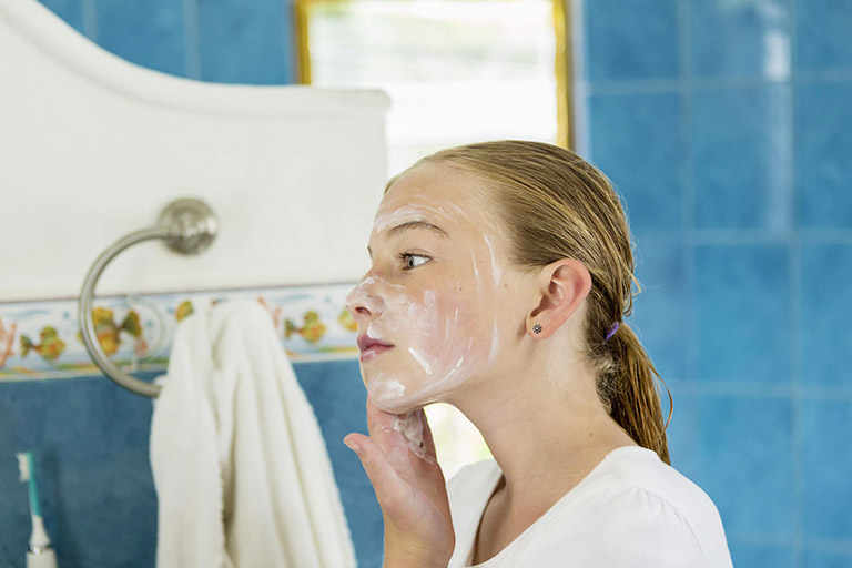 Khi da mặt bị dị ứng, cần chú ý vệ sinh và chăm sóc da đúng cách