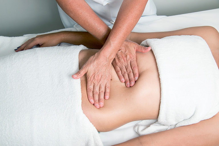Với đau dạ dày có mức độ nhẹ, bệnh nhân có thể cải thiện bằng cách massage bụng