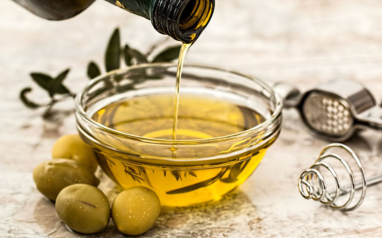 Kết hợp nha đam và dầu oliu sẽ giúp làm giảm tình trạng da bị sưng viêm, khô ráp