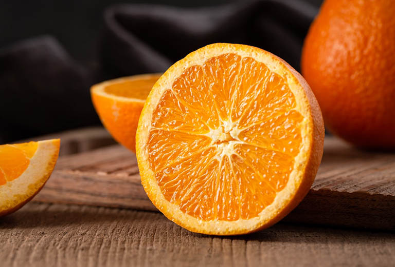 Hạn chế sử dụng các loại trái cây chứa nhiều axit như cam, chanh, quýt,...
