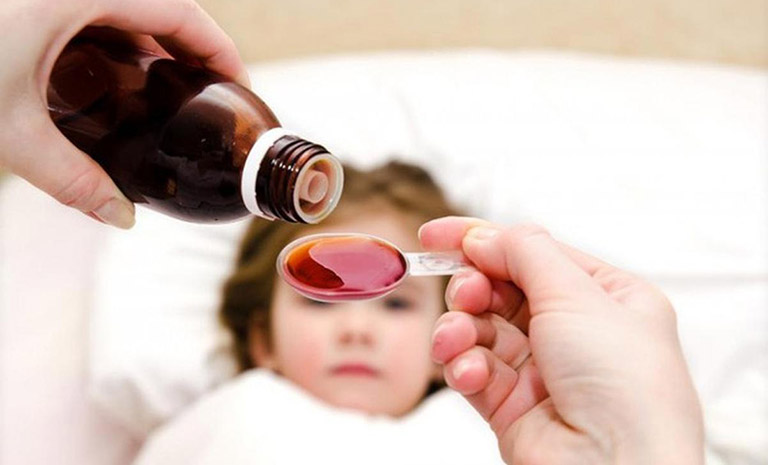 Sử dụng thuốc điều trị bệnh cho trẻ em nên tuân thủ tuyệt đối theo hướng dẫn của bác sĩ