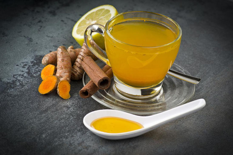 Dùng trà nghệ mật ong có tác dụng làm dịu cơn đau dạ dày