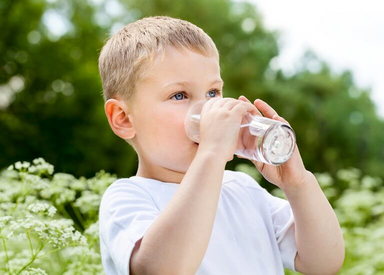 Mỗi ngày bạn cần khuyến khích cho bé uống nhiều nước để tránh khô miệng