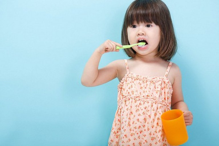 Cha mẹ nên hướng dẫn cho trẻ cách vệ sinh răng thường xuyên