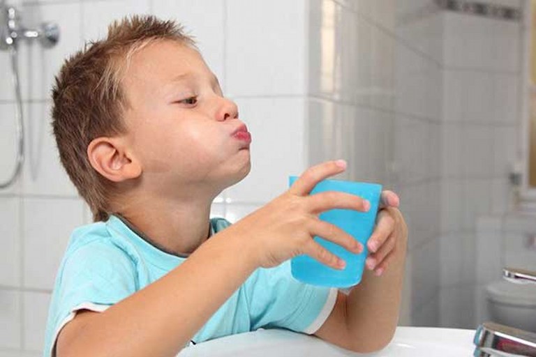 Nên cho bé súc miệng nước chanh muối hàng ngày để giảm triệu chứng sâu răng