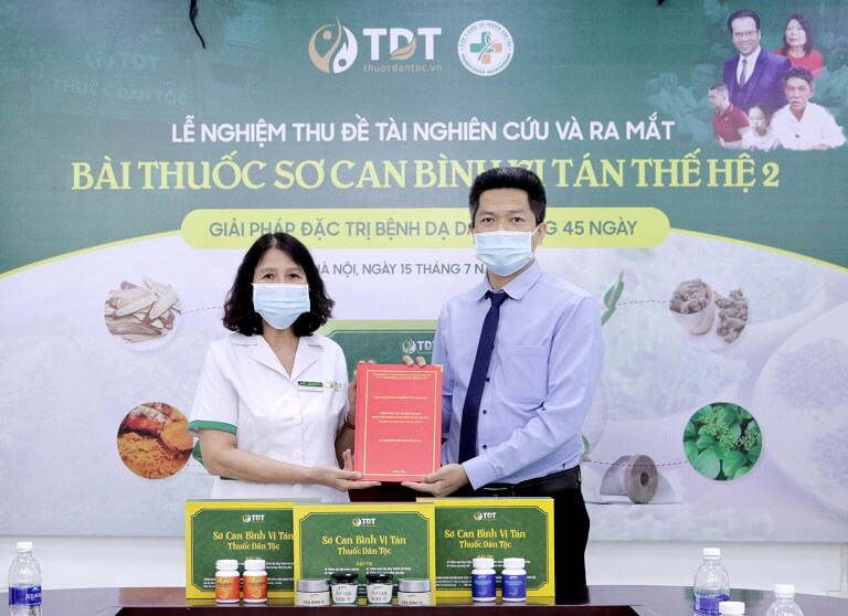 Bác sĩ Vân Anh giao đề tài nghiên cứu cho ông Nguyễn Quang hưng tại buổi ra mắt Sơ can Bình vị tán thế hệ 2