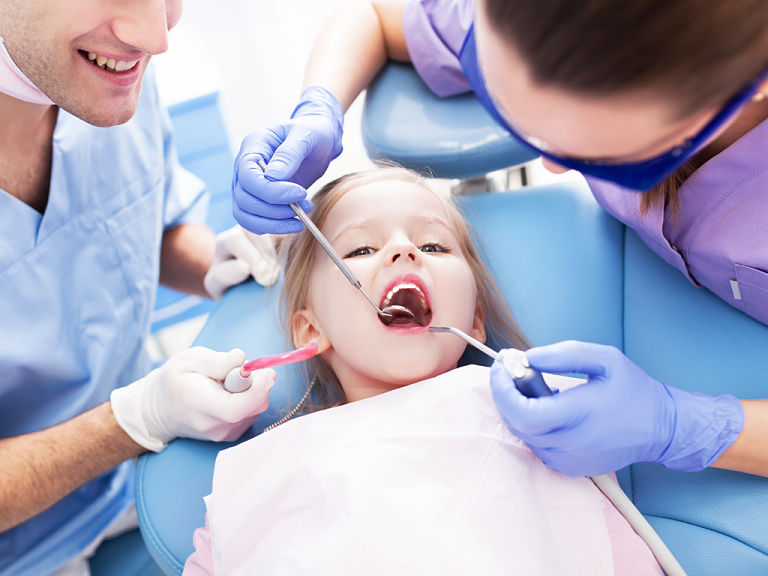 Bố mẹ cần đưa trẻ đi khám răng định kỳ theo hướng dẫn của bác sĩ
