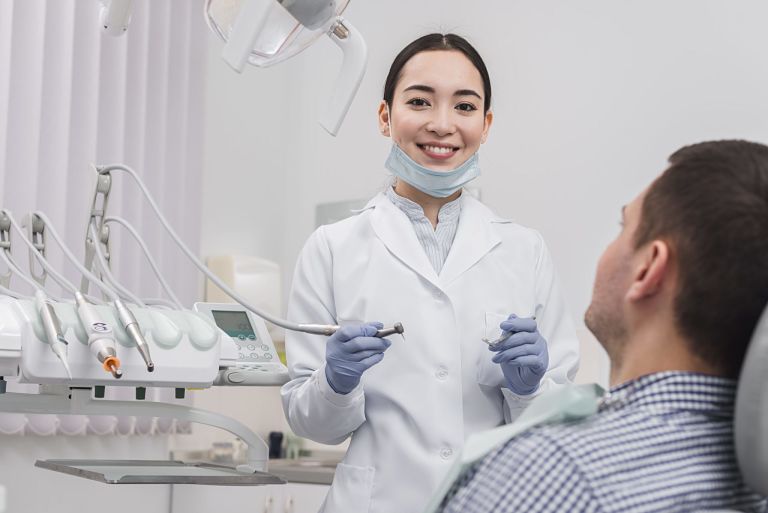 Trước khi niềng răng bạn cần đến nha khoa để thăm khám tình trạng răng miệng của mình