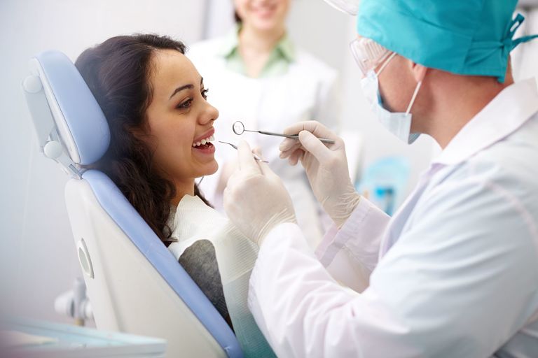 Khách hàng cần tái khám mỗi tháng trong quá trình niềng răng