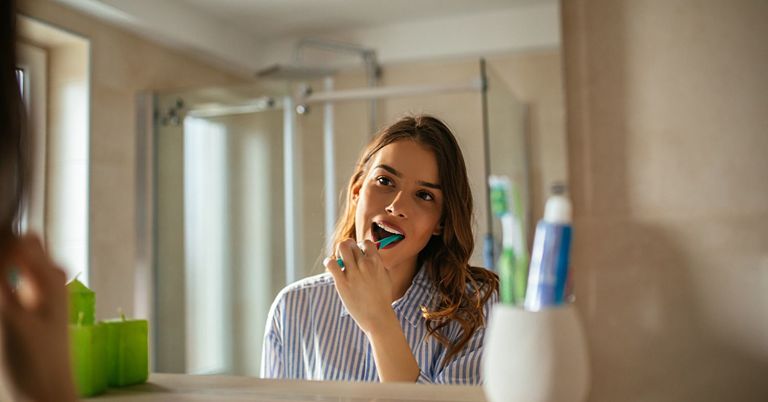 Bạn cần đánh răng mỗi ngày để giữ vệ sinh răng miệng trong quá trình đeo niềng
