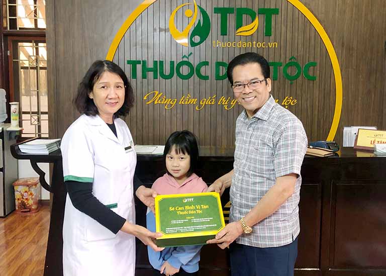 Nghệ sĩ Trần Nhượng cùng cháu gái đến điều trị tại Thuốc dân tộc