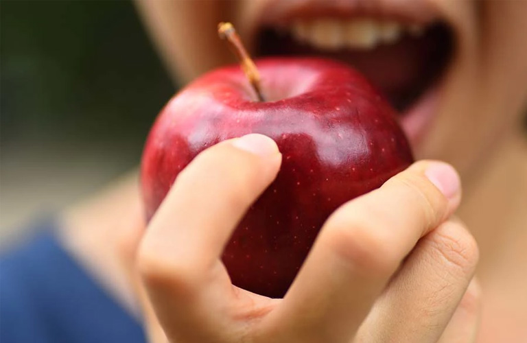 Trong quá trình niềng răng, cần đặc biệt chú ý chế độ ăn uống