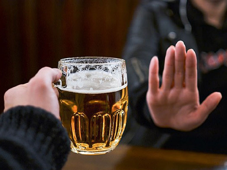 Kiêng các chất kích thích, bia rượu bởi chúng ảnh hưởng đến quá trình máu lưu thông, làm bệnh trở nặng hơn