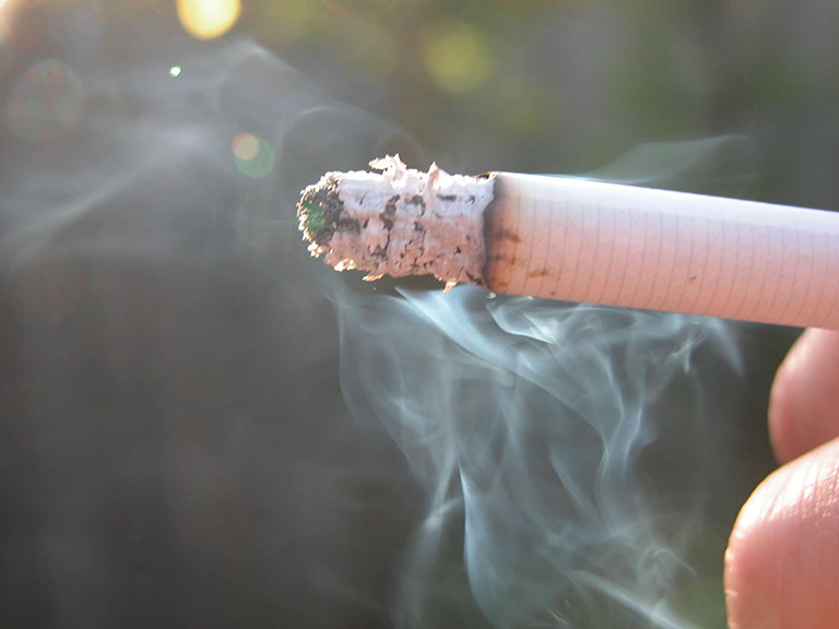 Khói thuốc lá là một trong những yếu tố gây bệnh hàng đầu