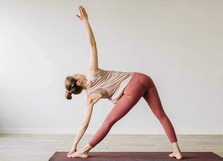 Tư thế yoga tam giác cải thiện sức khỏe hệ tiêu hóa