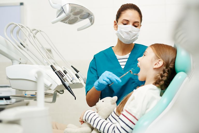 Bác sĩ tiến hành kiểm tra răng miệng trước khi niềng răng