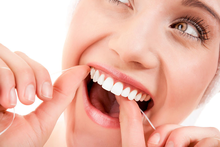 Sau khi ăn bạn dùng chỉ nha khoa để loại bỏ hết mảng bám trên răng