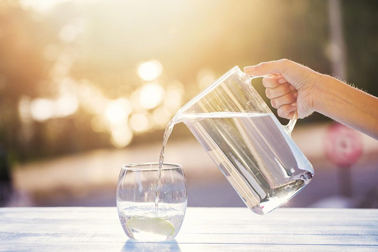 Mỗi ngày bạn cần uống từ 2 - 3 lít nước mỗi ngày để điều hòa hệ miễn dịch