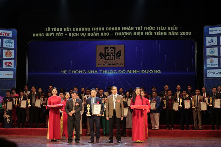 Lương y Đỗ Minh Tuấn (ở giữa) trong lễ trao giải Hàng Việt tốt - Dịch vụ hoàn hảo - Thương hiệu nổi tiếng 2020