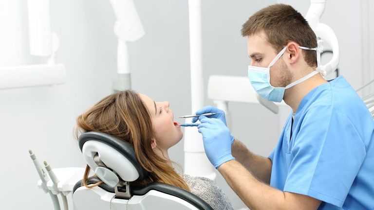 Khách hàng sẽ được bác sĩ thăm khám và kiểm tra răng miệng trước khi thực hiện niềng răng