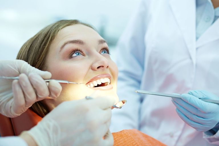 Bạn nên tái khám định kỳ để bác sĩ kiểm tra răng miệng