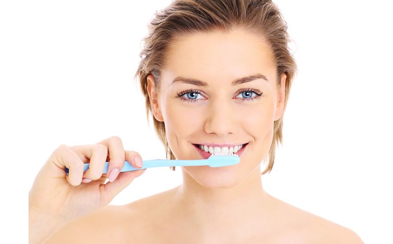 Chải răng hàng ngày để giữ vệ sinh luôn sạch sẽ và hạn chế mắc bệnh răng miệng
