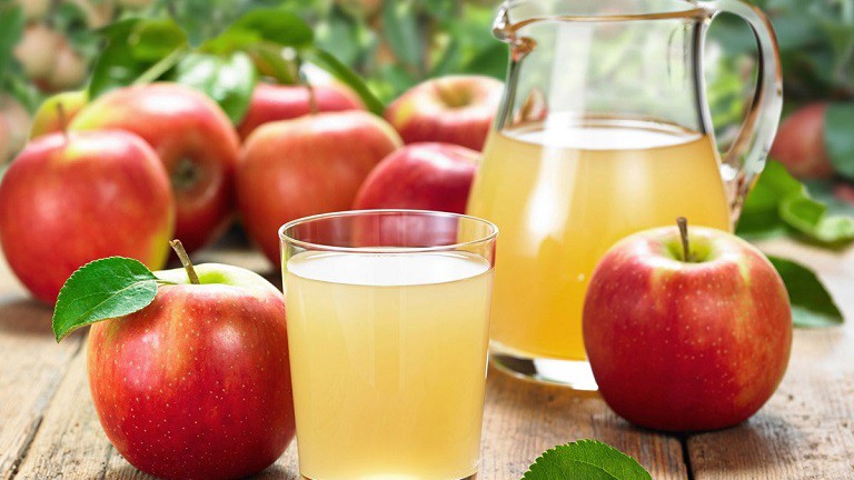 Uống một cốc nước ép táo mỗi ngày rất tốt cho người bị viêm đại tràng