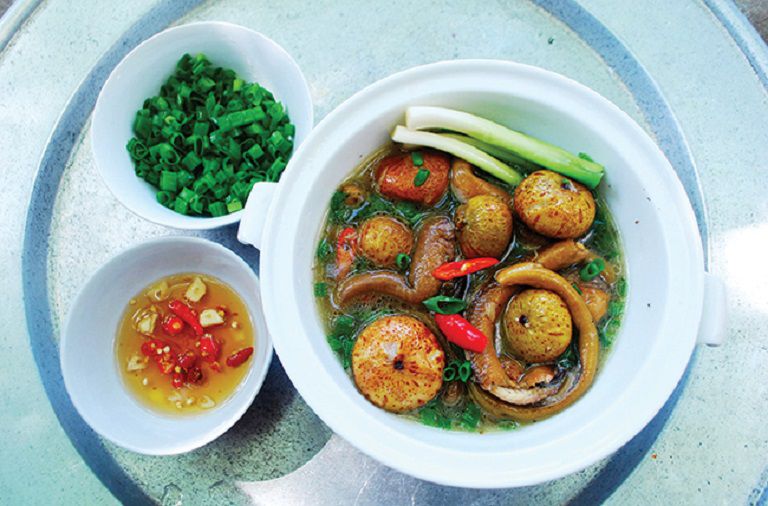 Sung om lươn và nghệ là một món ăn thơm ngon và rất tốt cho người bị dạ dày
