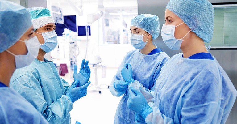Các bác sĩ có thể phẫu thuật cắt bỏ trực tràng trong một số trường hợp cần thiết