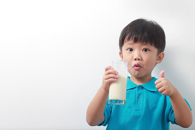Cha mẹ nên chú ý một số vấn đề khi cho bé uống sữa