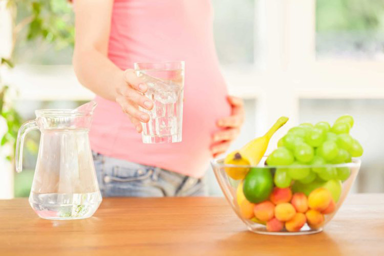 Mẹ bầu cần bổ sung đủ nước mỗi ngày qua nước lọc, nước ép rau củ hoặc trái cây