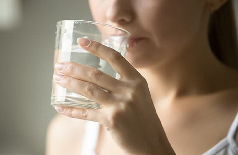 Uống nhiều nước là một trong những cách chữa ăn phải khoai ngứa hiệu quả nhất