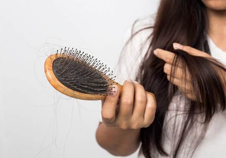 Vào thời kỳ thay tóc, nữ giới sẽ thấy tóc rụng nhiều hơn bình thường