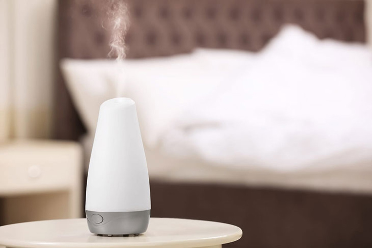 Bạn nên trang bị máy phun sương tạo độ ẩm trong phòng để làm không khí ẩm giúp bé thở dễ hơn