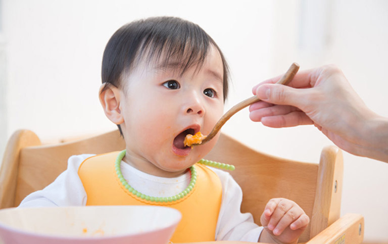 Cho trẻ ăn nhiều rau củ quả là biện pháp giúp phòng chống tình trạng nghẹt mũi, khó thở ba mẹ nên biết