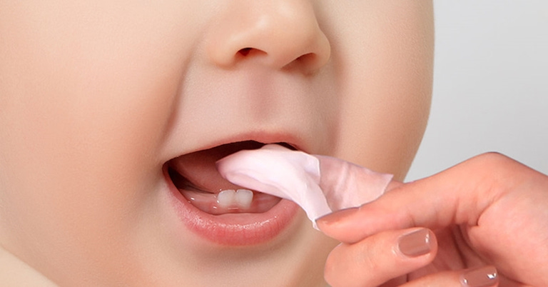 Hãy luôn vệ sinh răng miệng cho bé thường xuyên để có một khoang miệng sạch khuẩn, khỏe mạnh