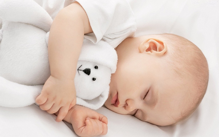 Ngoài các loại siro, môi trường ngủ cũng ảnh hưởng đến giấc ngủ của trẻ vì vậy cha mẹ cần lưu ý