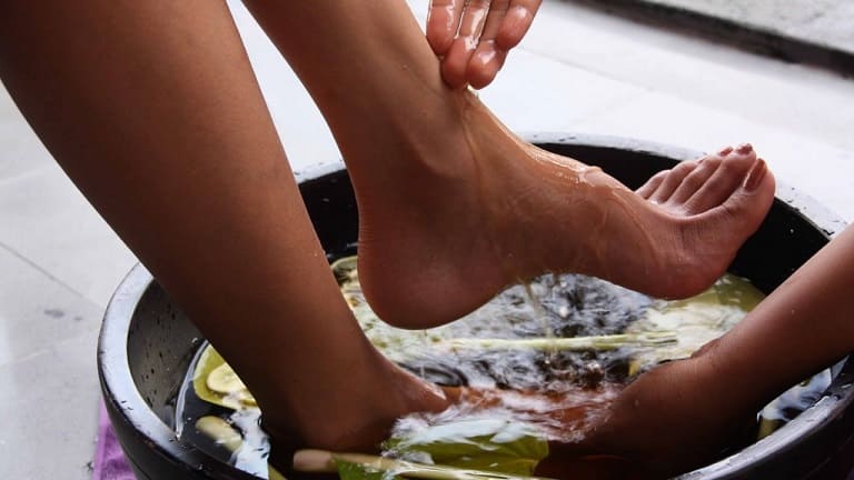 Ngâm chân trong nước tía tô nhằm tiêu viêm, giảm sưng, đả thông kinh mạch