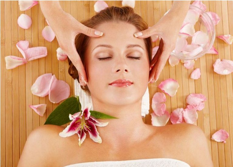 Massage tại nhà là một trong những cách chữa bệnh được nhiều người áp dụng