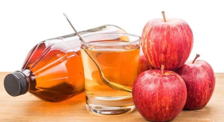Bạn có thể dùng giấm táo để giảm mụn sưng viêm