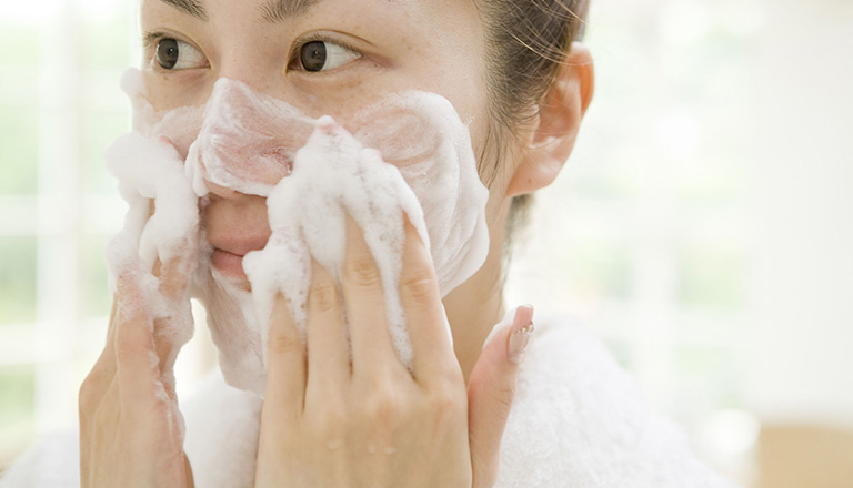 Cần vệ sinh da mặt đều đặn mỗi ngày để ngăn ngừa mụn