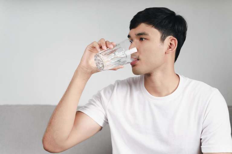 Bệnh nhân nên bổ sung đủ lượng nước mỗi ngày