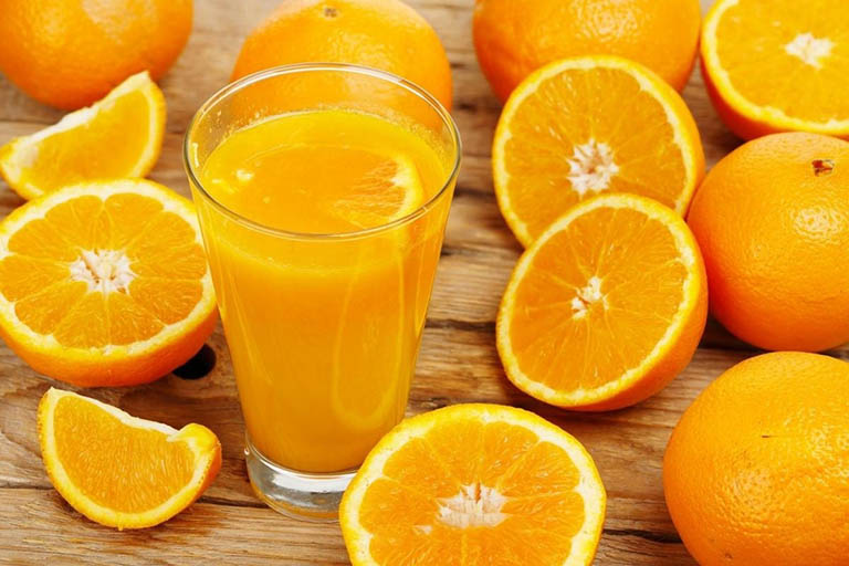 Bị viêm họng có nên uống nước cam