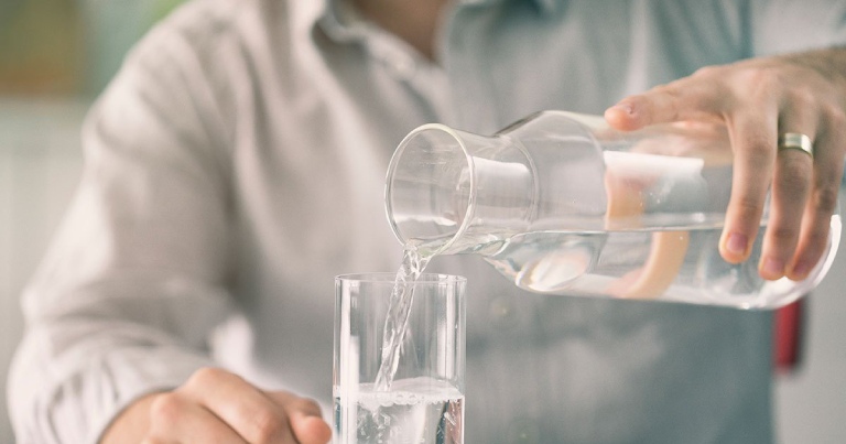 Người bệnh nên uống nhiều nước để giảm kích thích đến amidan 