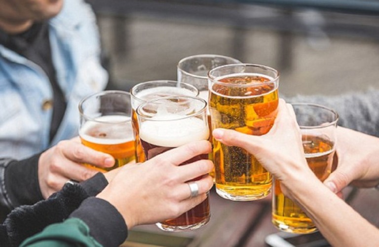 Thói quen lạm dụng rượu bia là nguyên nhân gây ra bệnh viêm amidan đáy lưỡi